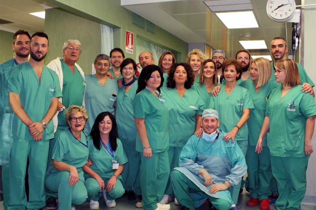 Roma, L'equipe medica che ha lavorato alla separazione delle gemelle siamesi (Ansa)