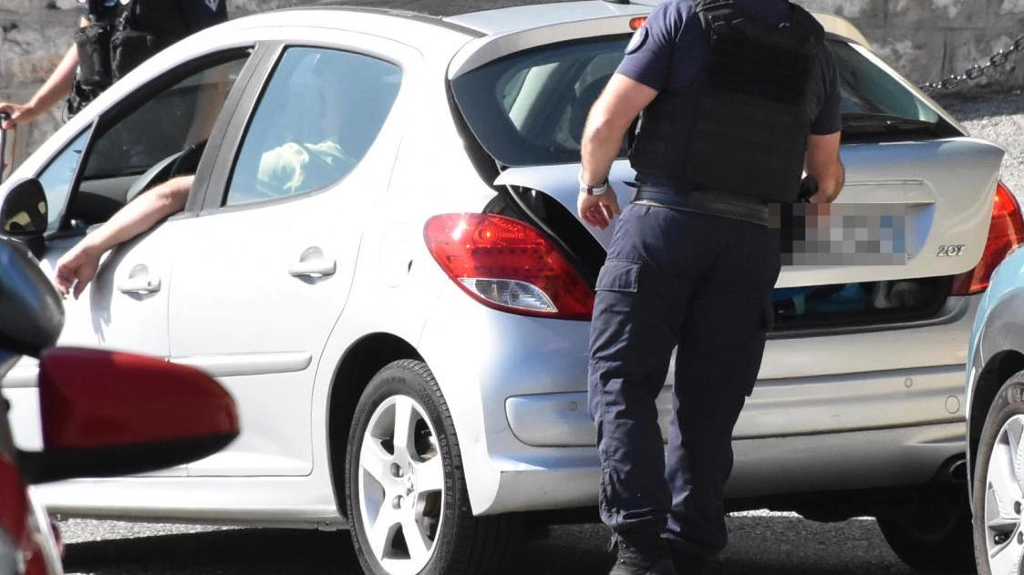 Dieci arresti, pizzicati due passeurs: trasportavano 5 profughi sulla loro auto