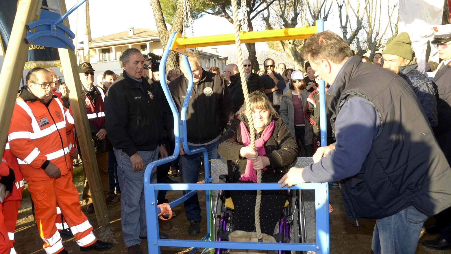 Inaugurata altalena per disabili nel Parco degli Angeli (foto Umicini)
