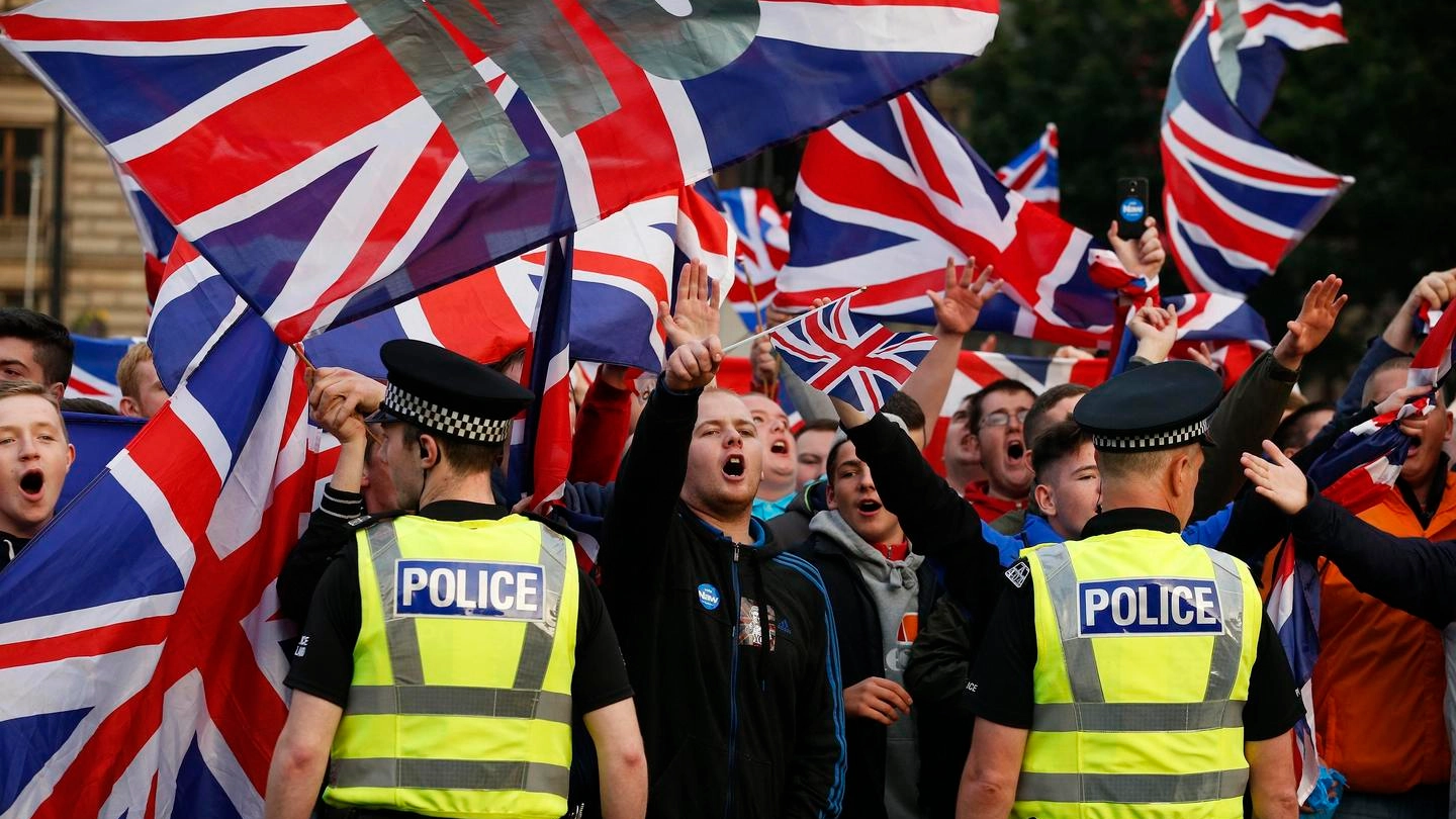 'No' della Scozia all'indipendenza, manifestanti con la bandiera del Regno Unito (Reuters)
