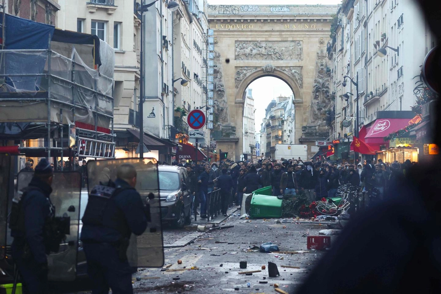 Guerriglia urbana dopo la sparatoria nel centro di Parigi