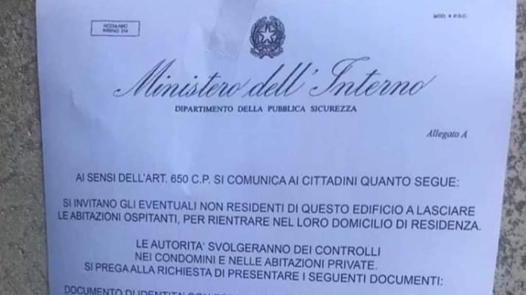 Roma, una copia dei falsi avvisi col logo del Ministero dell'Interno affissi sui portoni