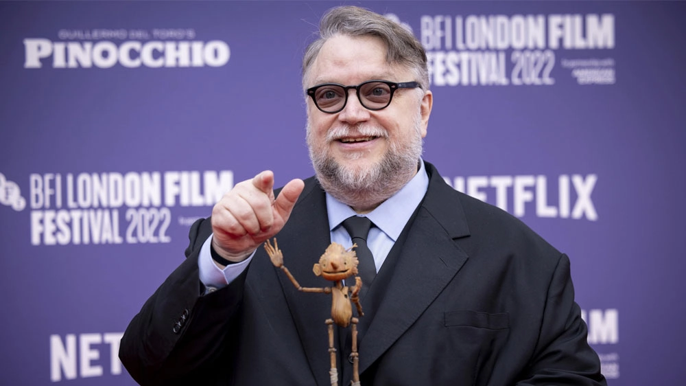 Guillermo Del Toro all'anteprima di 'Pinocchio' (con in mano un pupazzo del protagonista)