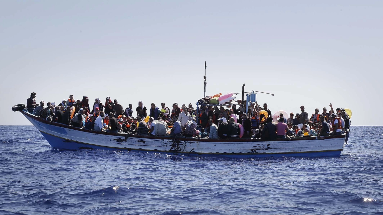 Uno dei tanti barconi di migranti in partenza dalla Libia (ANSA / GIUSEPPE LAMI)