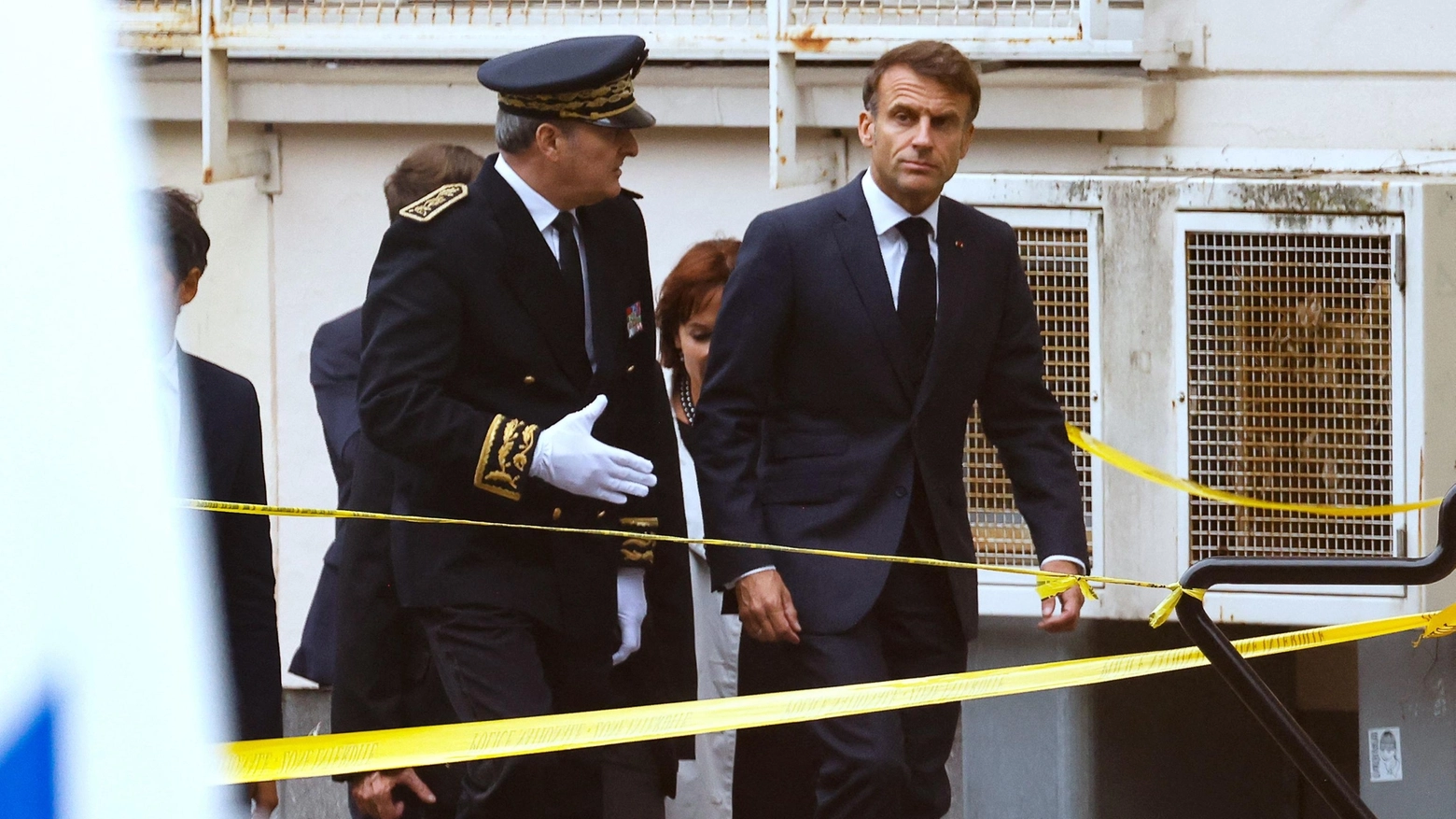 Il presidente Macron sul luogo dell'attentato (Ansa)