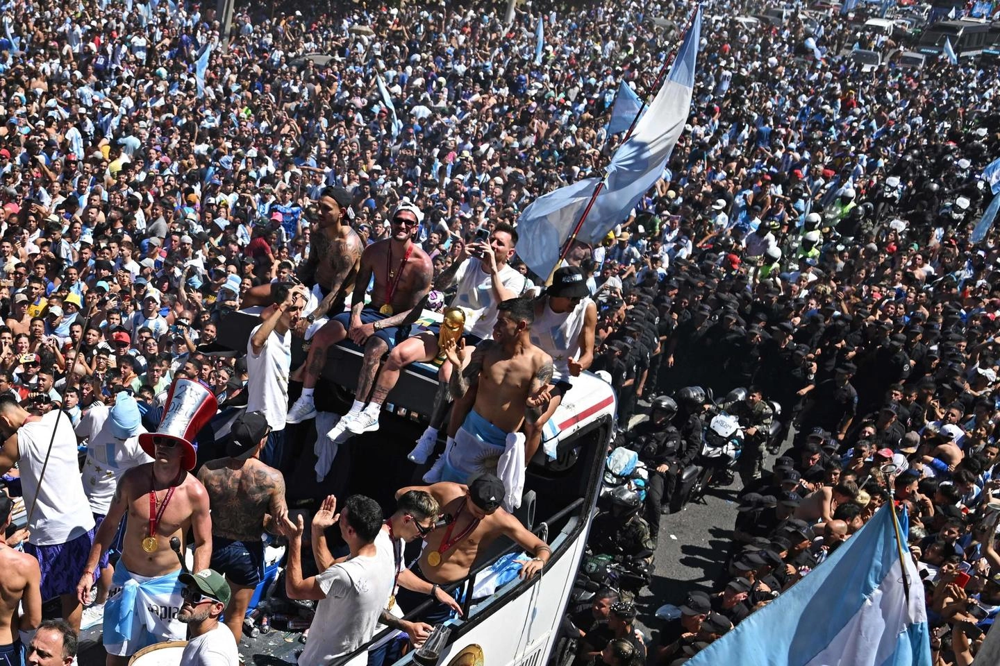 I giocatori dell'Argentina sul bus in mezzo alla folla