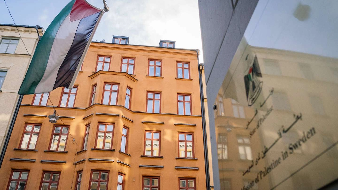 La bandiera della Palestina esposta dagli uffici di rappresentanza A Stoccolma (AFP)