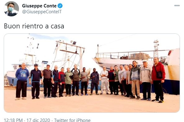 Conte posta sui social la foto dei 18 pescatori di Mazara del Vallo liberati in Libia
