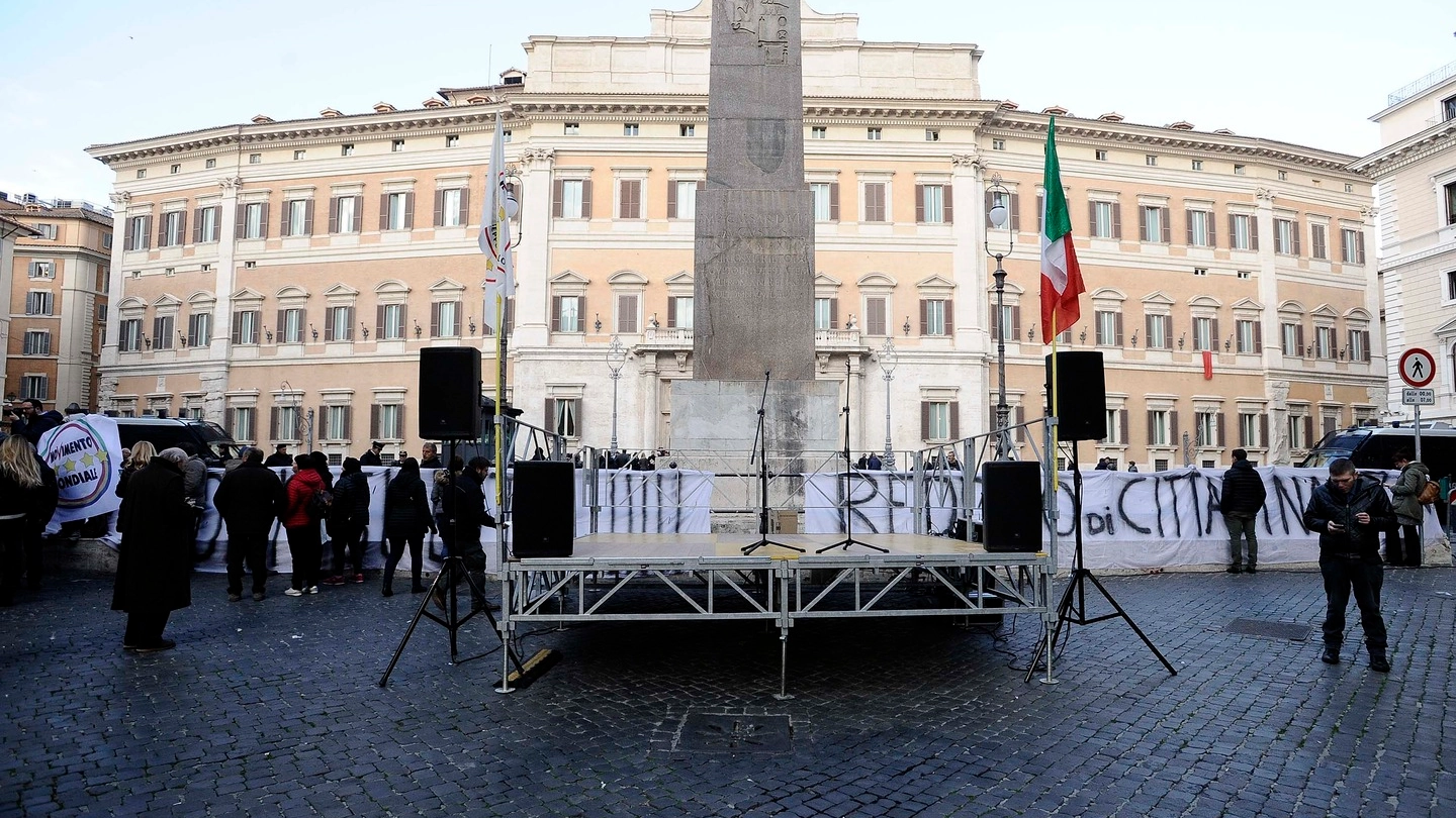 Roma, piazza Montecitorio deserta: salta il comizio M5S (Lapresse)