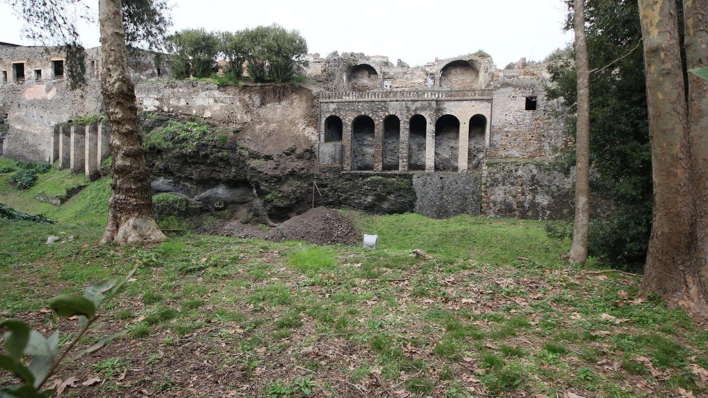 Crollo del muro di contenimento del giardino della Casa di Severus a Pompei (Ansa)