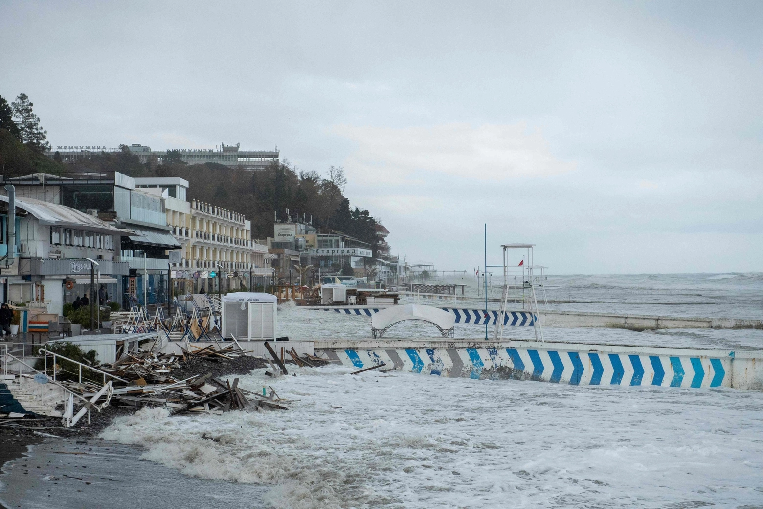 La tempesta a Sochi nel Mar Nero (Ansa)