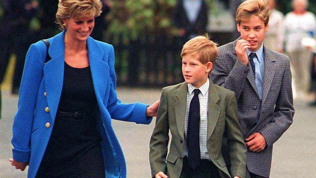 Lady Diana con i figli Harry e William nel 1995 (Olycom)