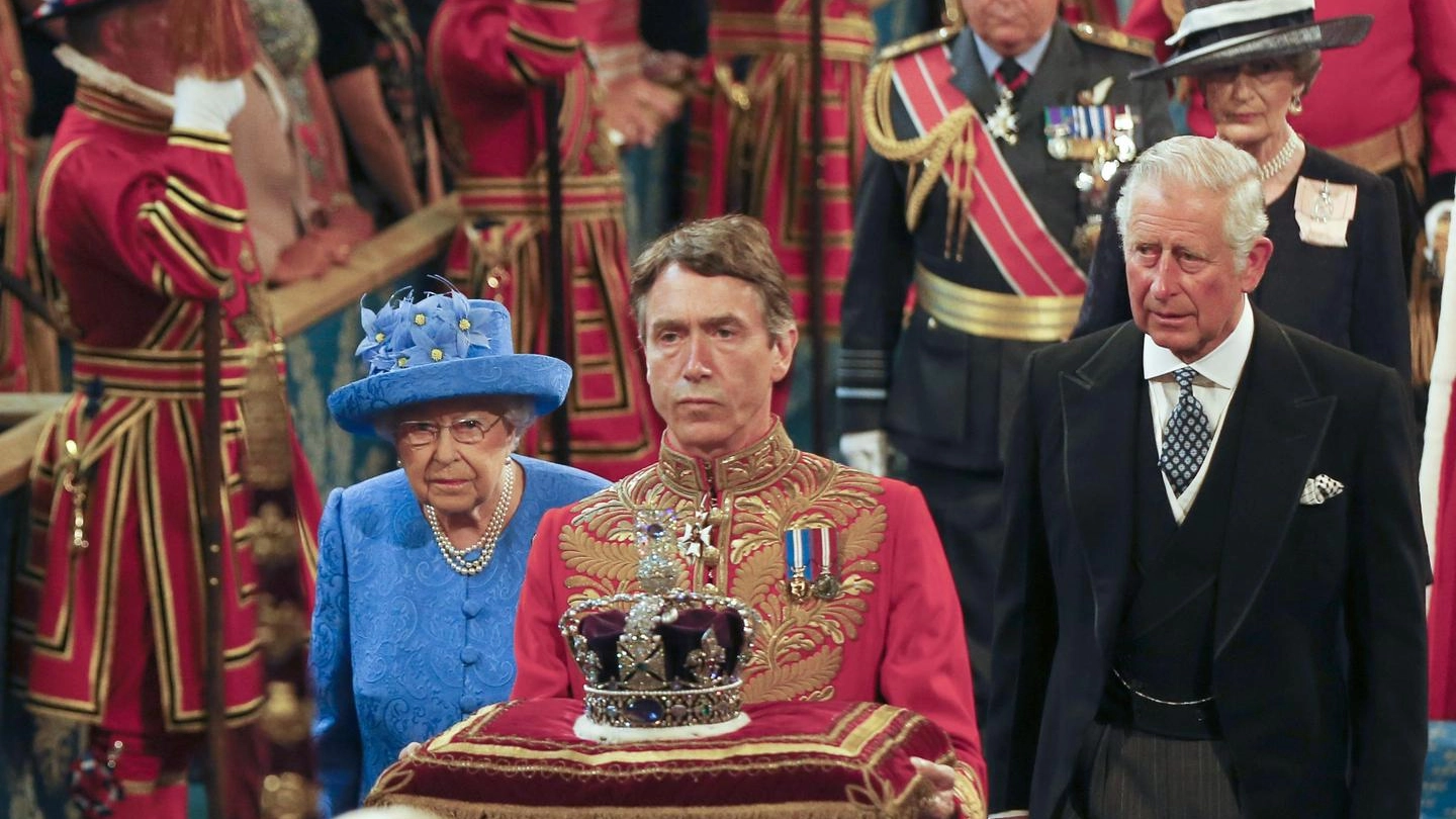 La regina Elisabetta accompagnata dal principe Carlo per il queen's speech (Ansa)