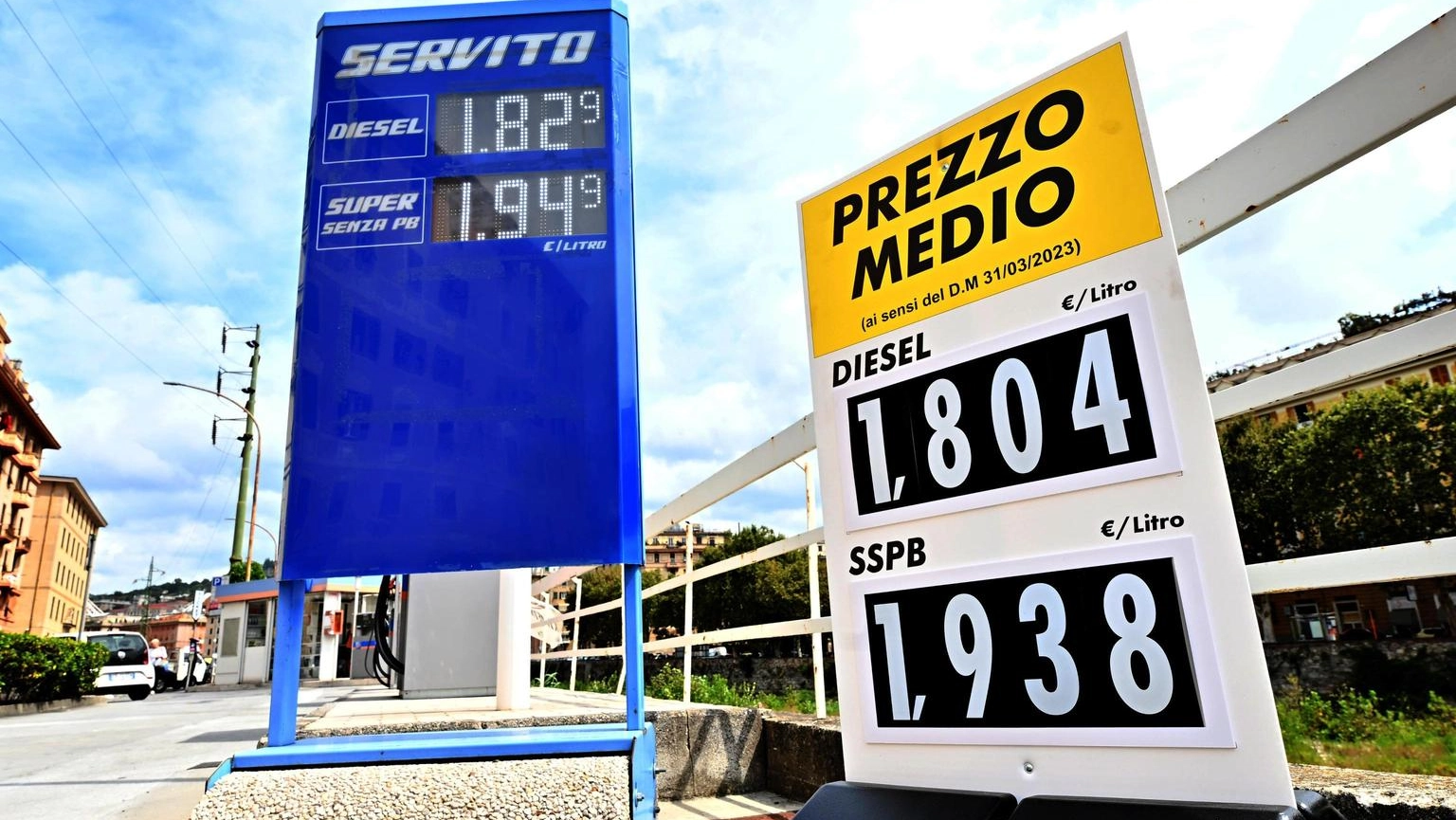 Addio all'obbligo per i benzinai di esporre i prezzi medi dei carburanti
