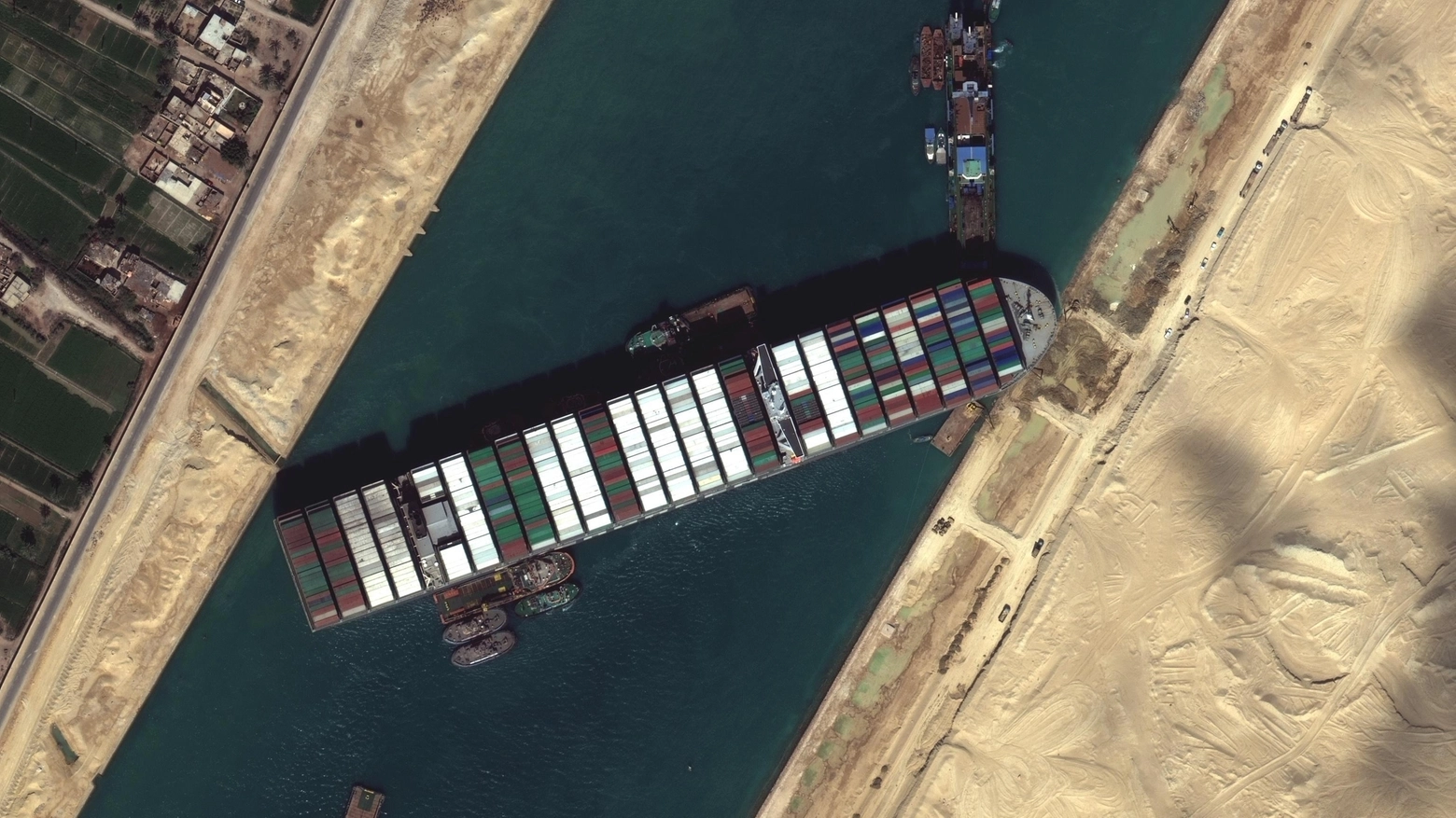 La nave Ever Given bloccata nel Canale di Suez a marzo del 2021 (Ansa)