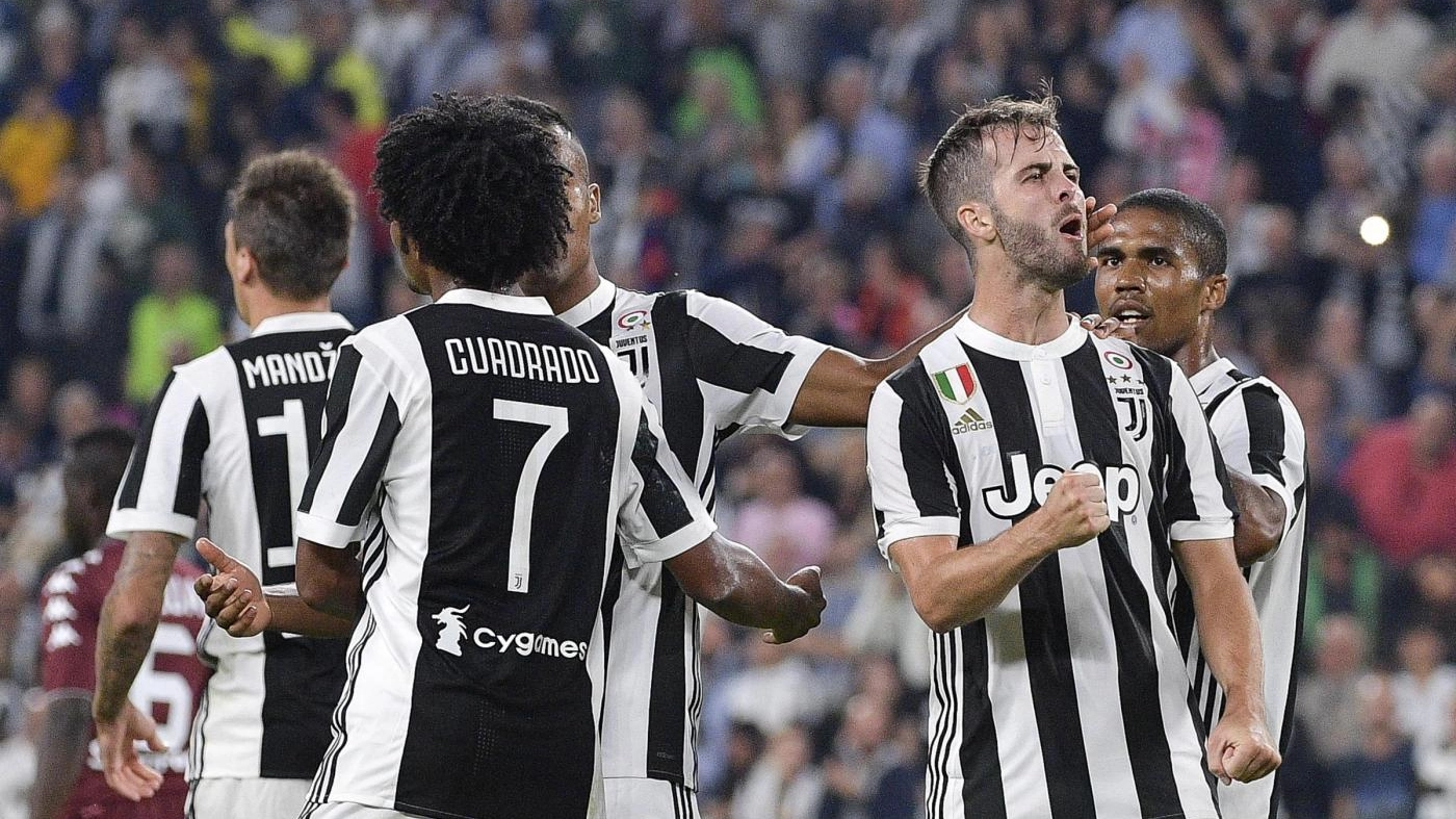 Miralem Pjanic, Juventus, esulta durante l'ultimo derby disputato (LaPresse)