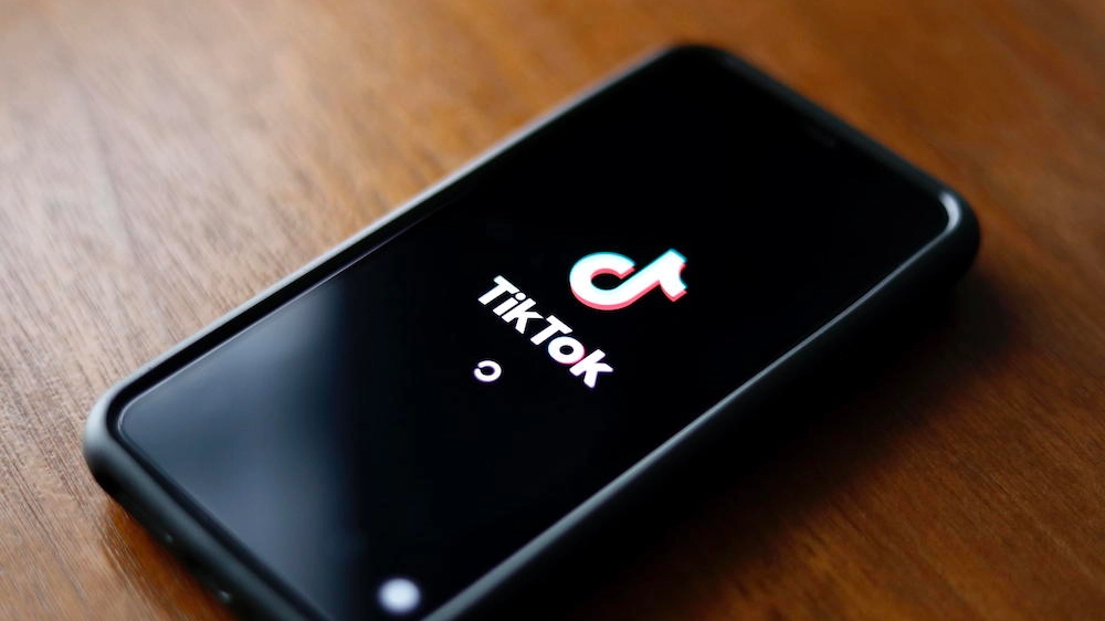 App TikTok su smartphone 