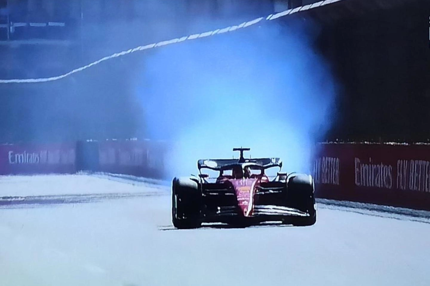 Fumo dal motore della Ferrari e Leclerc è costretto al ritiro (Ansa/Sky Sport)