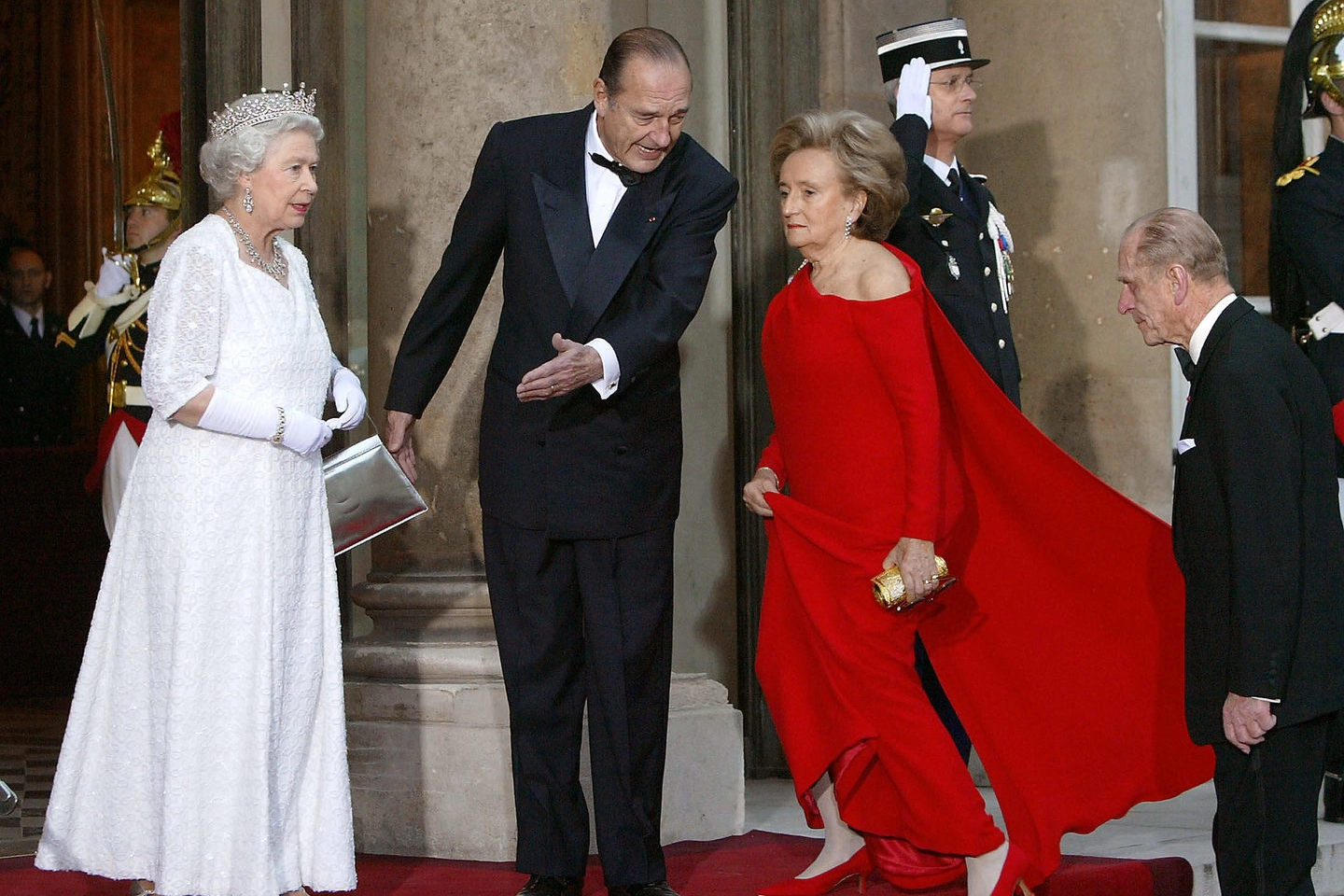 Jacques Chirac con la moglie e la Regina Elisabetta (Lapresse)