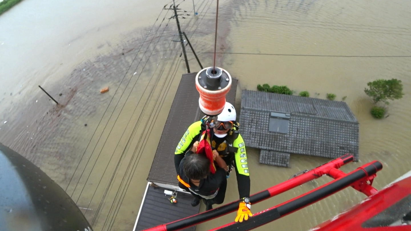Alluvioni in Giappone: il salvataggio di una persona (Ansa)