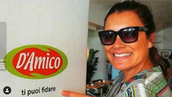 Alena Seredova con il cartello "D'Amico, ti puoi fidare" (Foto Instagram)