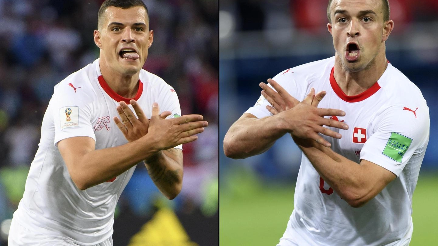 Granit Xhaka e Xherdan Shaqiri, origini kosovare, festeggiano il gol alla Serbia (Ansa)