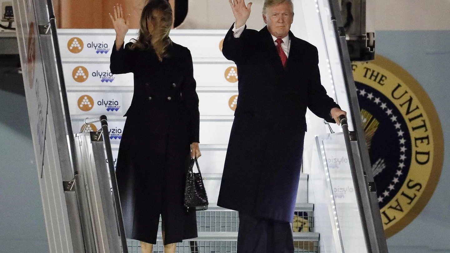 Donald e Melania Trump arrivano a Parigi (Ansa)
