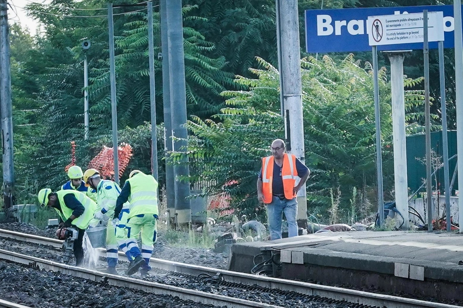 Rilievi sui binari dopo l'incidente ferroviario a Brandizzo (Ansa)