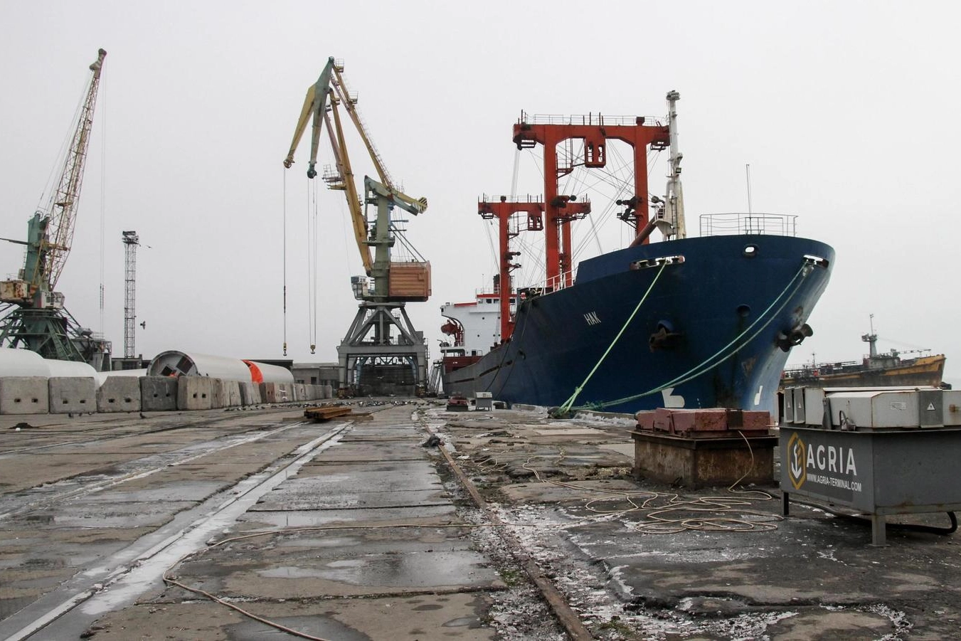 Nave nel porto di Mariupol (Ansa)