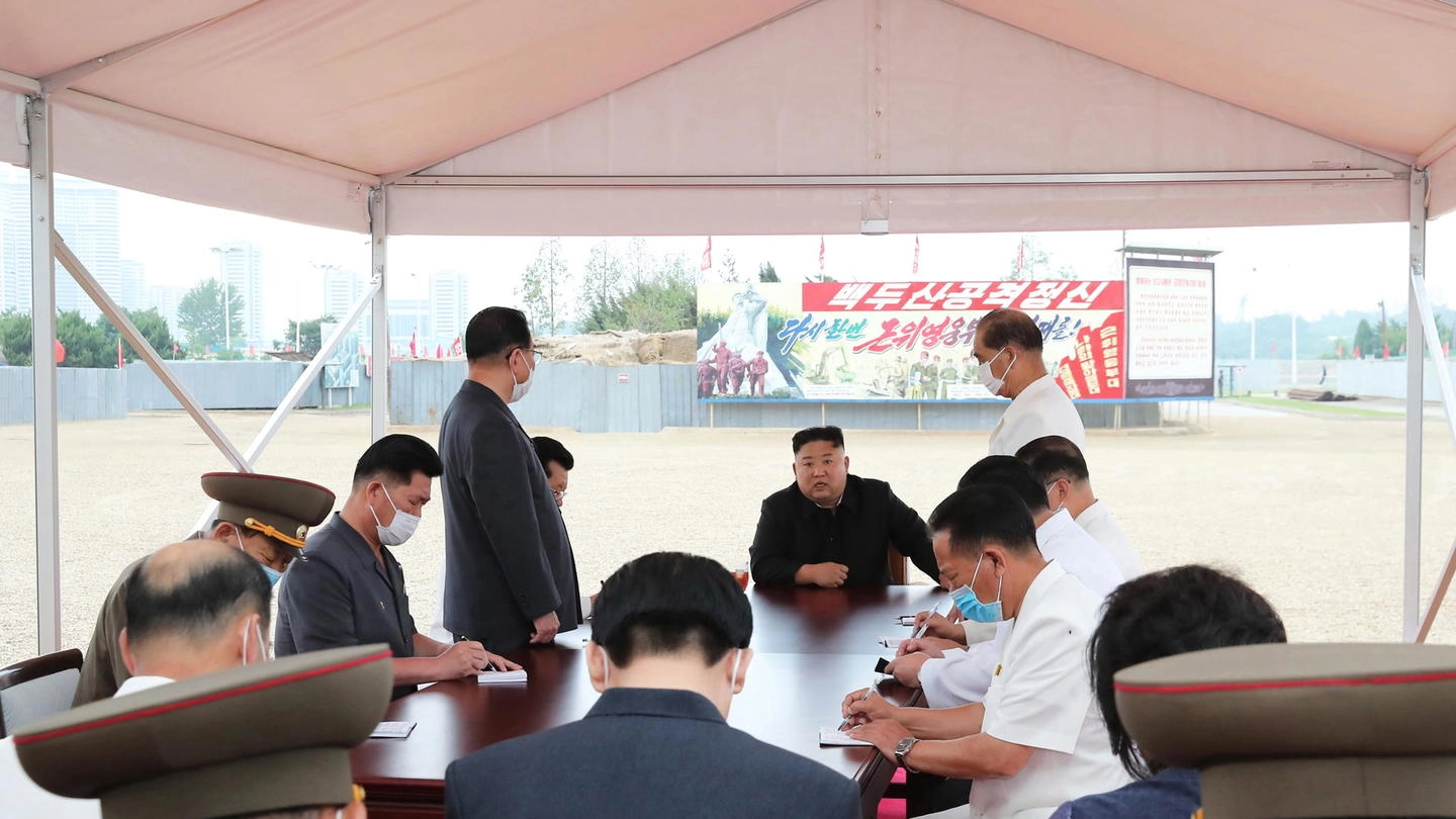 Corea del Nord, primo caso sospetto. Riunione convocata da Kim Jong-un (Ansa)