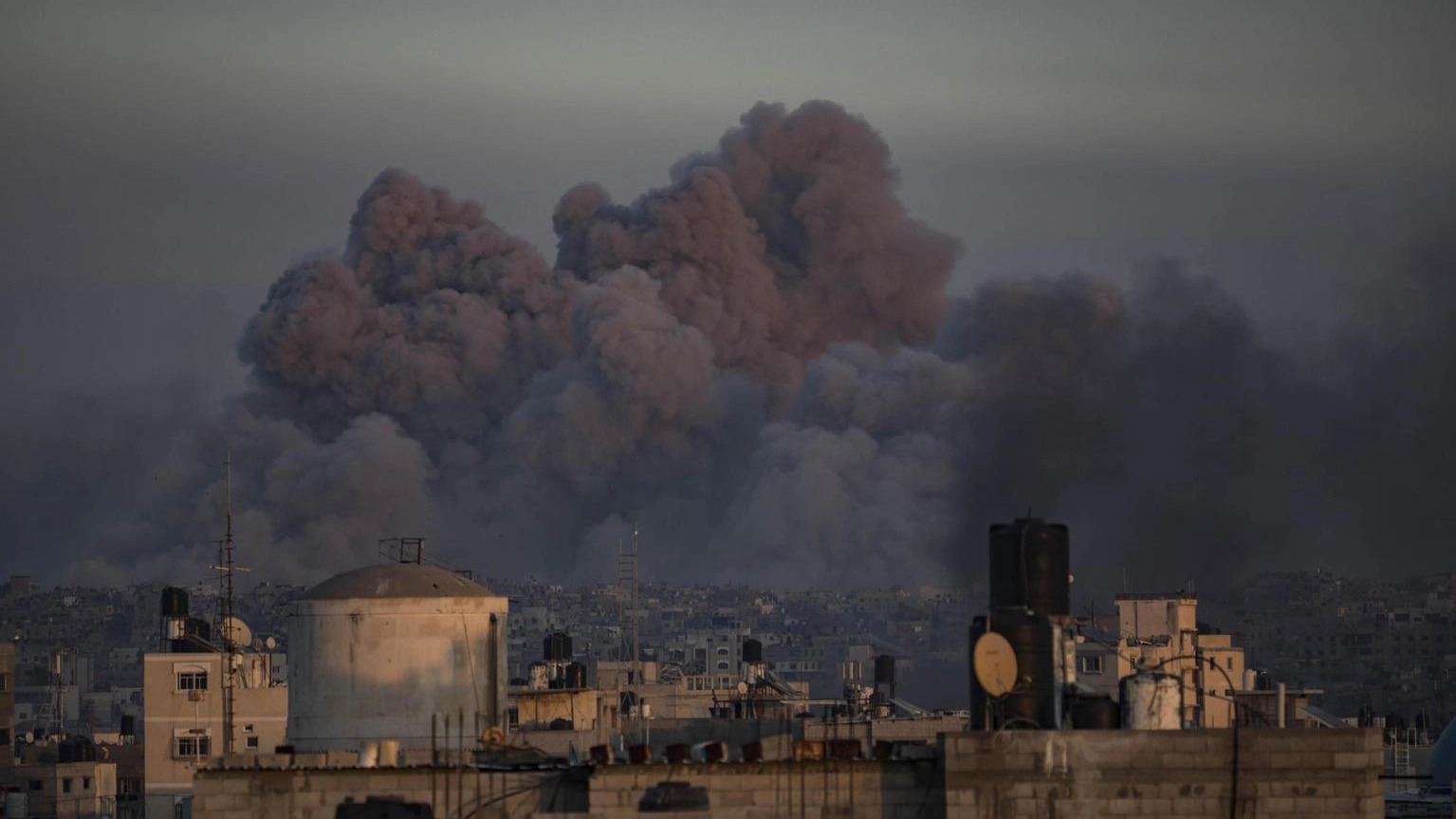 Striscia di Gaza, colonne di fumo dopo i raid su Khan Yunis