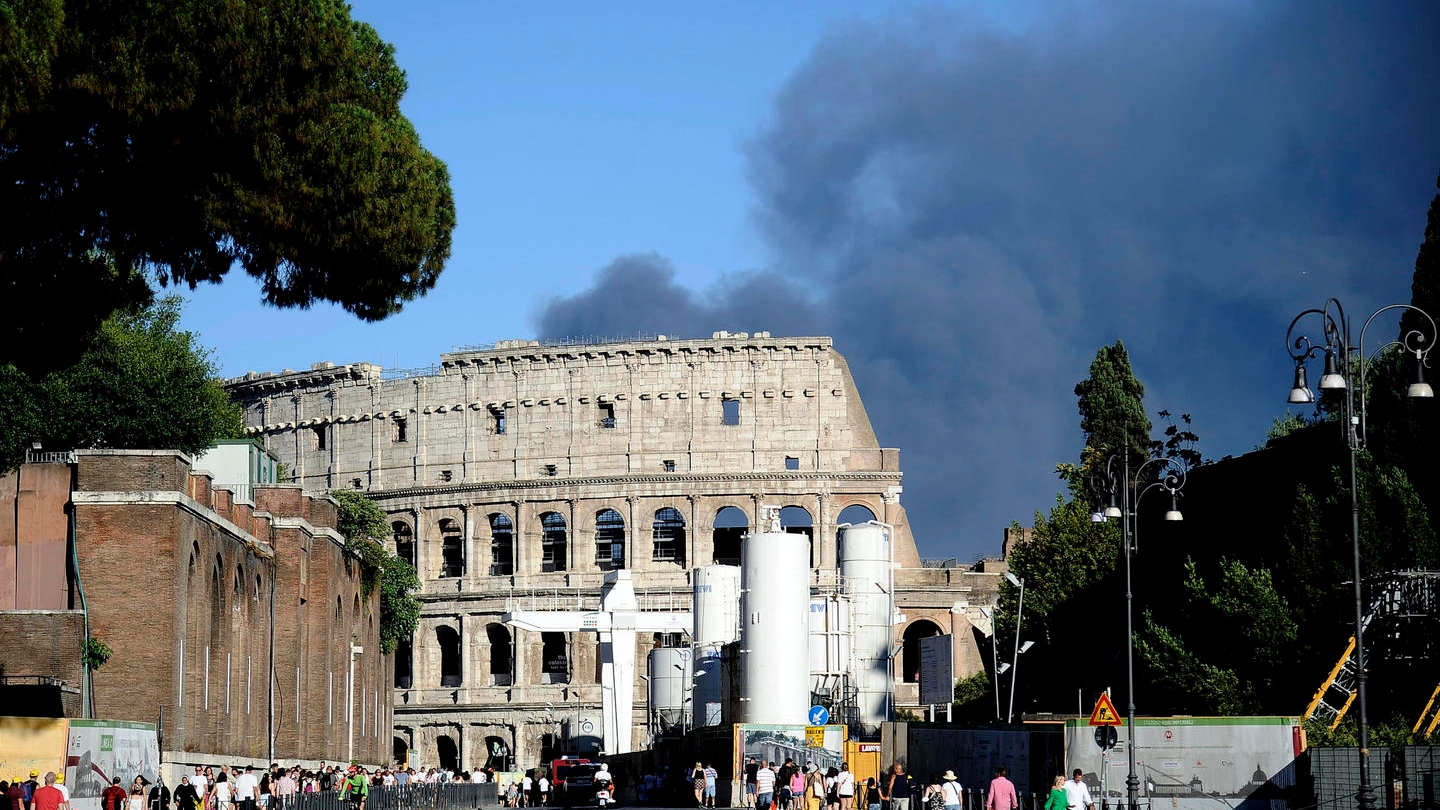 Incendio a Centocelle: la nube di fumo sovrasta il Colosseo (Ansa)