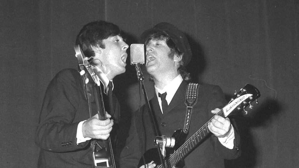 Paul McCartney e John Lennon live a Roma nel 1965, foto dal libro di Corrado Rizza