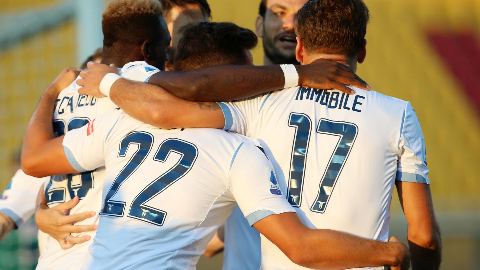 L'esultanza dei giocatori della Lazio dopo il gol di Caicedo contro il Lecce