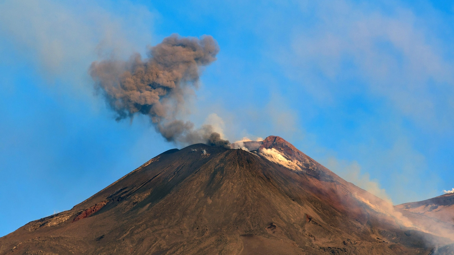 L'Etna, il vulcano attivo più alto d'Europa  (Ansa)