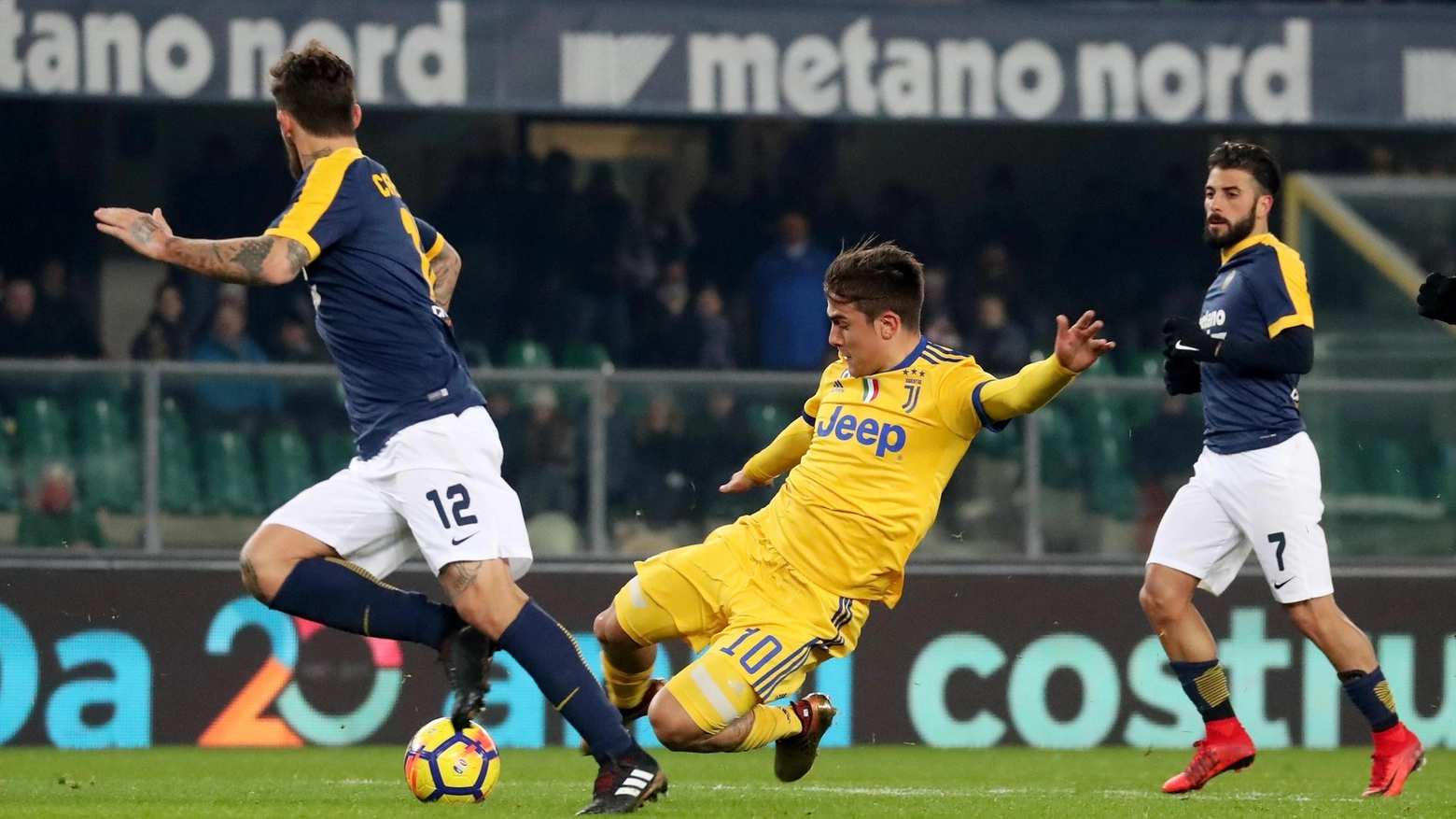 Uno dei due gol di Dybala nell'ultimo Hellas Verona-Juventus