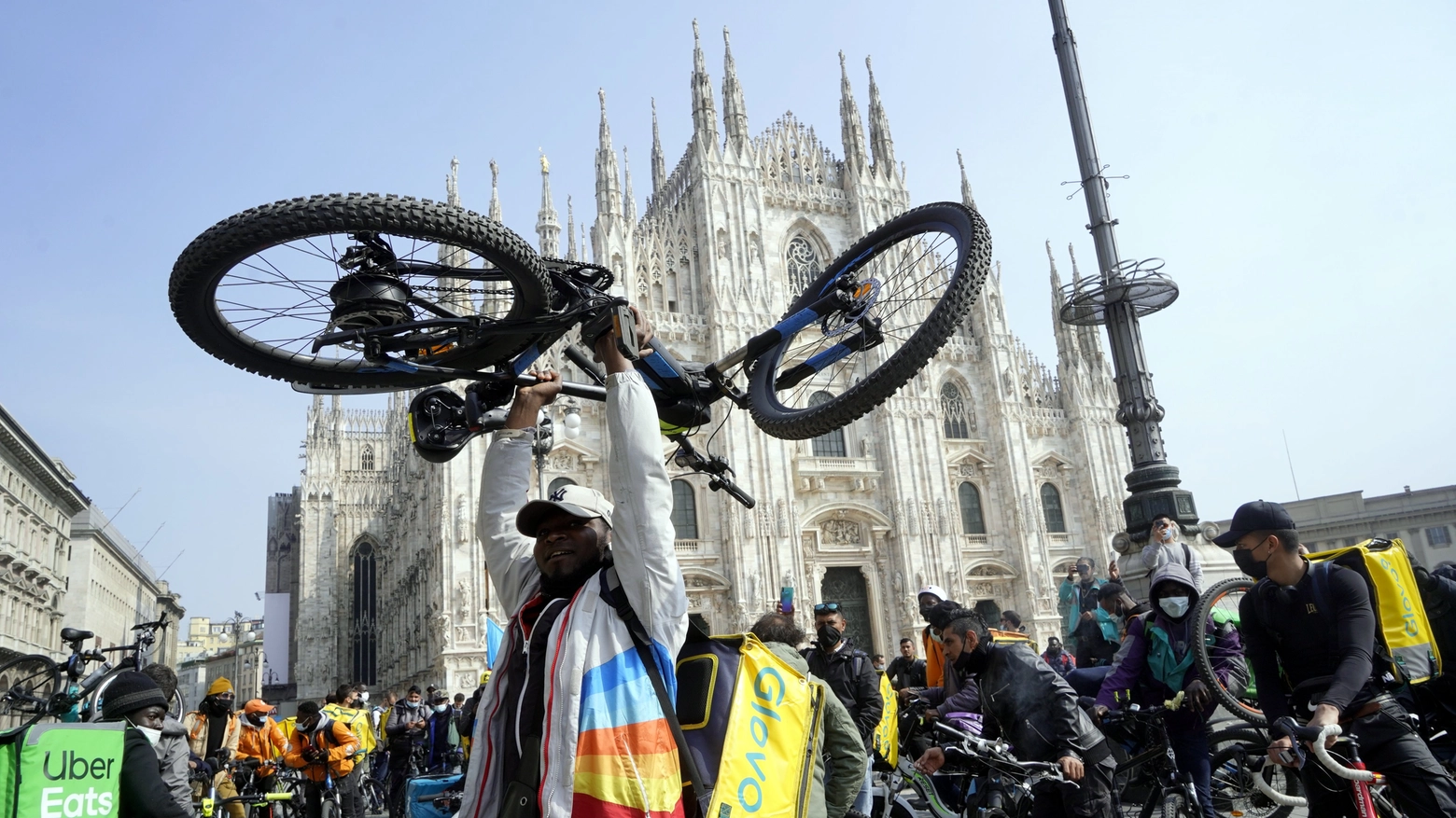 Protesta rider in piazza Duomo a Milano (Imagoeconomica)