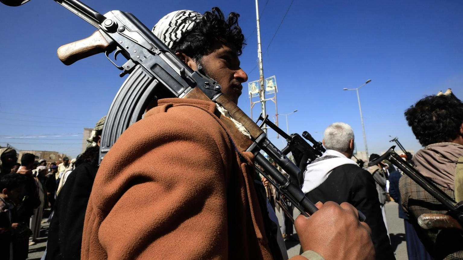 Houthi, morti 5 combattenti in attacchi Usa-Gb, risponderemo