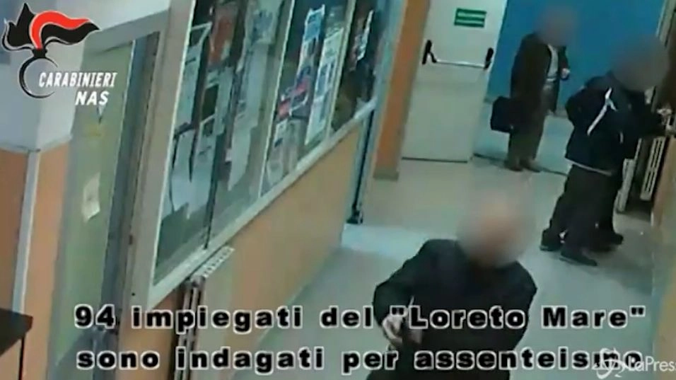 Ospedale di Loreto Mare, un frame del video che incastra i furbetti del cartellino