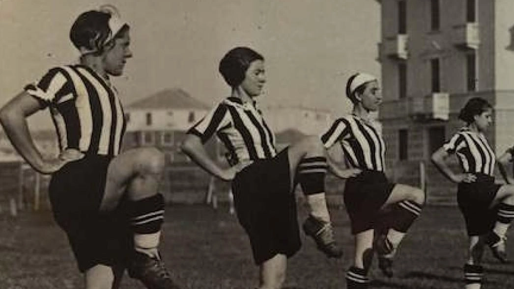 Una partita del Gruppo femminile calcistico milanese, squadra fondata nel 1933