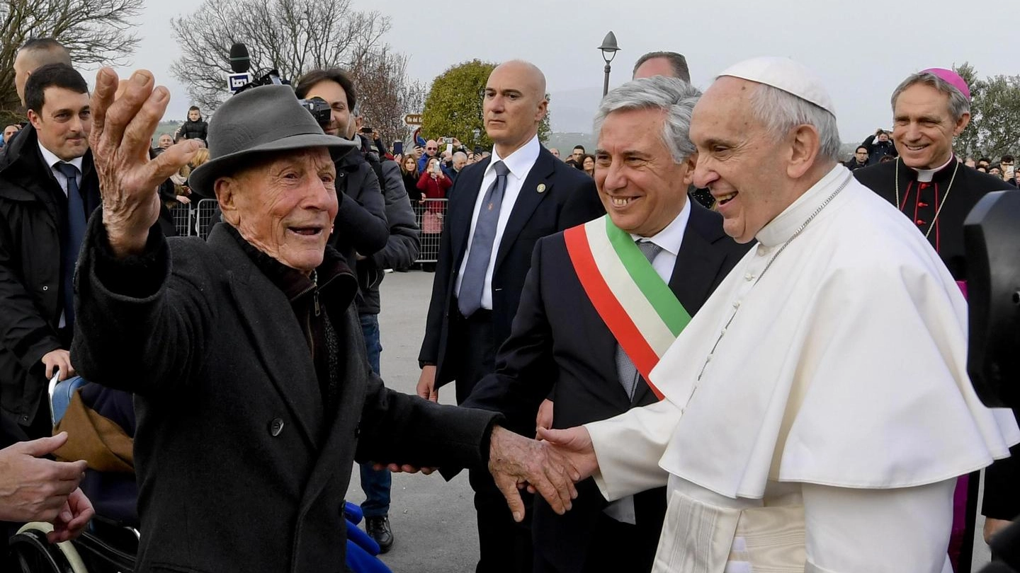 Papa Francesco con Alberto Orlando, 98 anni, che incontrò Padre Pio (Ansa)