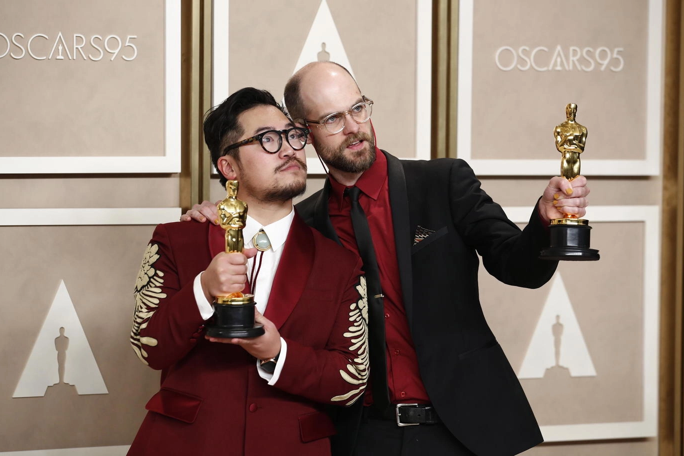 aniel Scheinert e Daniel Kwan con l'Oscar per Everything Everywhere All at Once