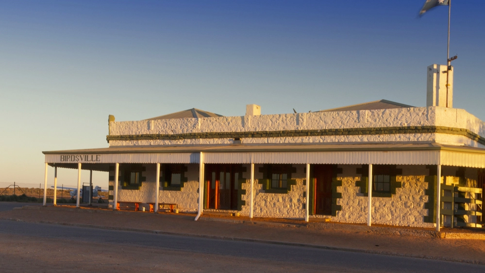Il Birdsville Hotel sorge al confine del deserto australiano