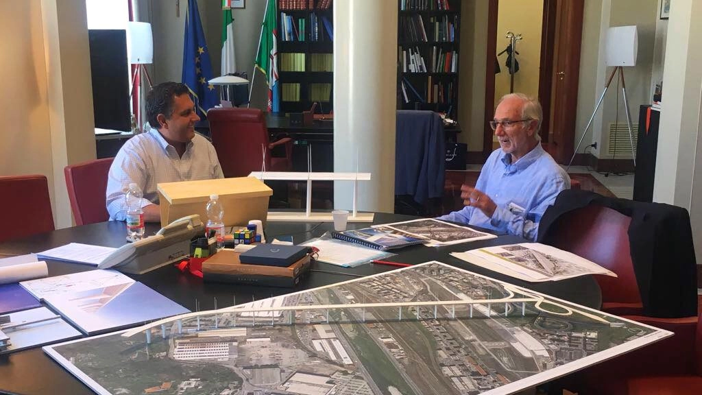 La foto postata da Giovanni Toti su Fb con Renzo Piano e il plastico del nuovo ponte
