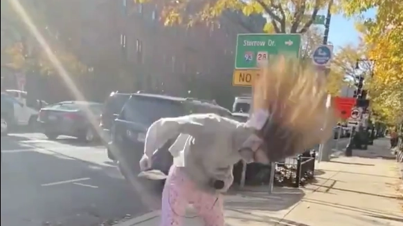 L'attrice premio Oscar balla e urla di gioia davanti alla sua abitazione a Boston