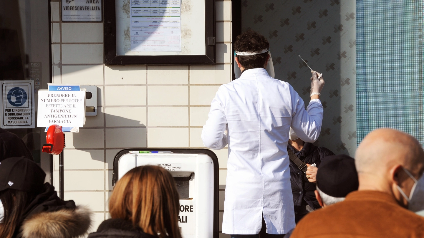 Covid: persone in coda davanti a una farmacia per effettuare il tampone rapido (ImagoE) 