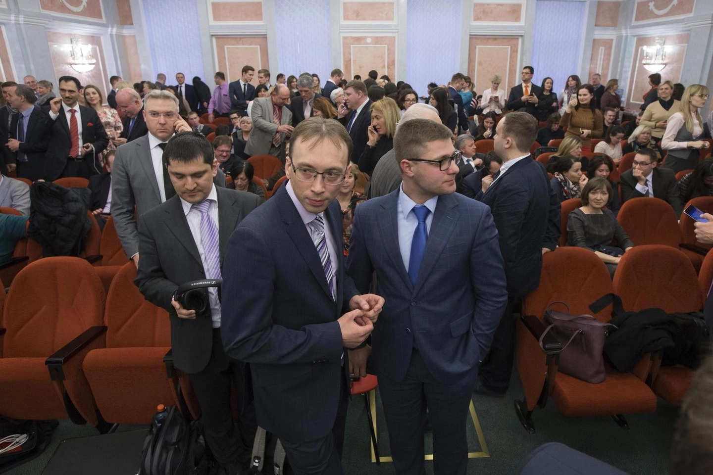 Testimoni di Geova russi assistono alla lettura della sentenza della Corte Suprema (Ansa)