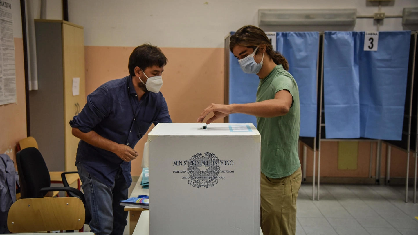 Apertura dei seggi elettorali (Ansa)