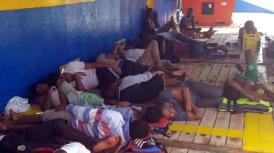 Migranti a bordo di un battello tunisino