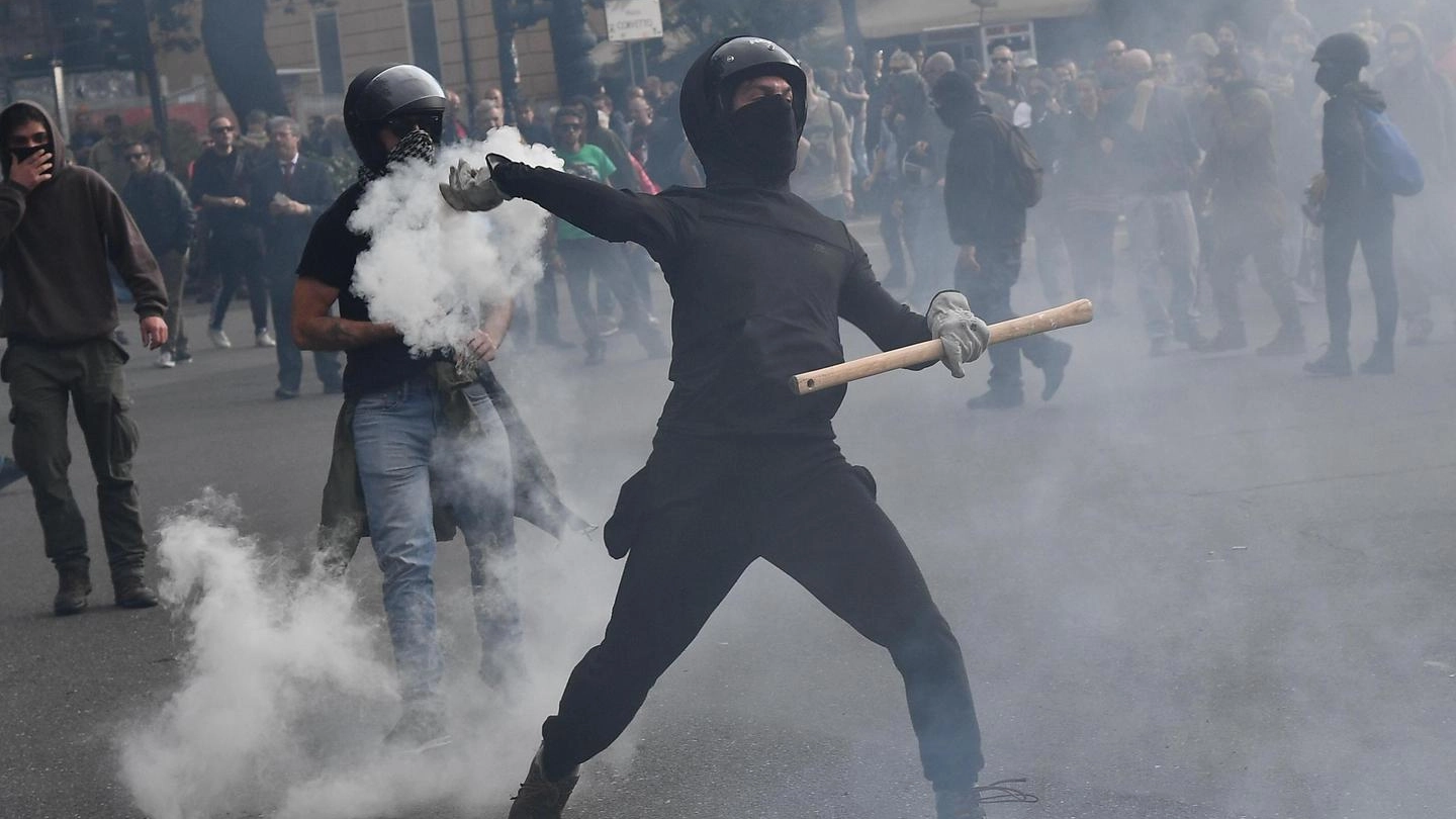 Genova, scontri antifascisti-polizia per il comizio di CasaPound (Ansa)